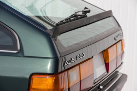 Audi 200 Avant Quattro (1986) – Heckabschluss mit kleinem Spoiler, grossem Quattro-Heizdraht und riesigen Rückleuchten