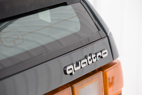 Audi 200 Avant Quattro (1986) – Quattro-Schriftzug auf der Heckklappe
