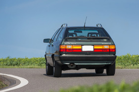 Audi 200 Avant Quattro (1986) – auch dem Spitzenmodell reichte ein einziges, nach unten gekrümmtes Auspuffröhrchen (1986)