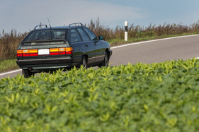Audi 200 Avant Quattro (1986) – erst wenn diese Strasse eingeschneit ist, kann der Allradantrieb seine Vorteile voll ausspielen (1986)