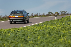 Audi 200 Avant Quattro (1986) – erst wenn diese Strasse eingeschneit ist, kann der Allradantrieb seine Vorteile voll ausspielen (1986)