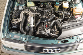 Audi 200 Avant Quattro (1986) – weil der Motor so weit nach vorn ragt, sitzt der Kühler daneben statt davor