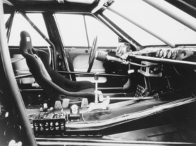 Audi 200 Turbo Quattro (1986) – nackter Innenraum mit nur einem Schalensitz