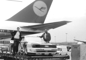Audi  200 quattro Trans Am (1988) - Röhrl und Stuck beim Verladen des Renn-Quattros ins Flugzeug