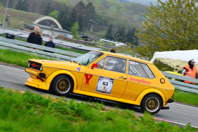 Bild Ralf Daut in seinem Audi 50 von 1976.