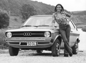 Audi 50 GL (1975) - ein fesches Mädel lehnt sich an den kleinen Audi, der vom italienischen Meister Marcello Gandini gezeichnet wurde