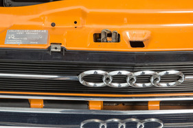 Audi 50 GLS (1977) - Chassis-Plakette und vier Ringe
