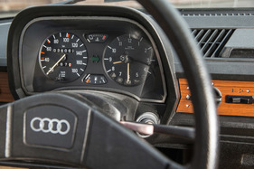Audi 50 GLS (1977) - alle Instrumente sind zu einer Einheit zusammengefasst