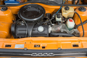 Audi 50 GLS (1977) - der Plastikschutz rechts war seit Auslieferung zur Abdichtung da