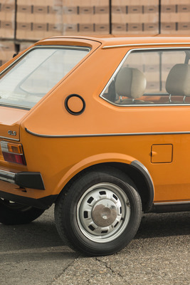 Audi 50 GLS (1977) - die runde Öffnung oben ist eine Entlüftung und nicht die Tankklappe