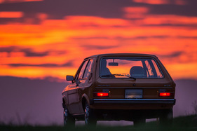 Audi 50 GLS (1977) - entschwindet in Richtung Abend