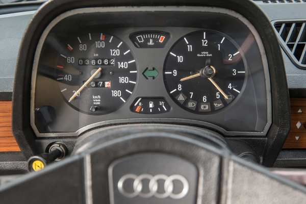 Audi 50 GLS (1977) - gut ablesbare VDO-Instrumente, ein Drehzahlmesser fehlt