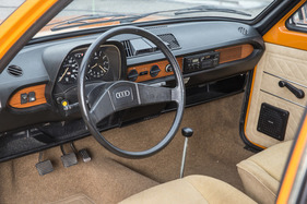 Audi 50 GLS (1977) - klassisches Audi-Armaturenbrett mit Holzfurnier und vier Ringen im Lenkrad