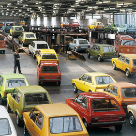 Audi 50, Polo und Golf retteten VW vor dem drohenden aus. Aber zunächst fuhr das Unternehmen fast eine Milliarde DM Verluste ein.