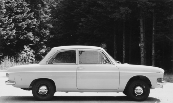 Audi 60 (1971) – Beim Zweitürer ist der Durchstieg nach hinten recht eng