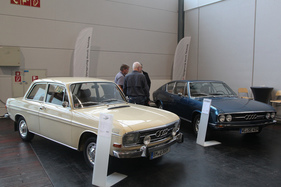 Audi 60 L (1971) - die kleine Limousine aus Ingolstadt, daneben das Audi (100) Coupé - Bremen Classic Motorshow 2020