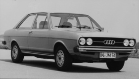 Audi 80 (1976) - vor dem Facelift, schnellere Modelle mit vier Scheinwerfern
