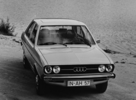 Audi 80 (1976) - vor dem Facelift, schnellere Modelle wie dieser GTE mit vier Scheinwerfern