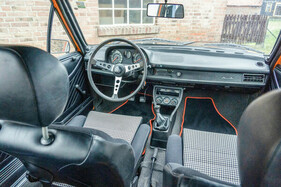 Audi 80 GTE (1975) – auch im Innenraum setzt sich der knallige Orange-Schwarz-Kontrast fort.