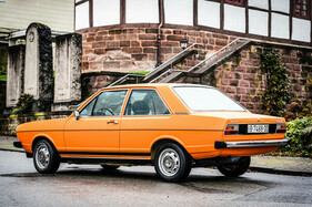 Audi 80 GTE (1975) – ganz epochengemäss kantig und mit Rallye-Streifen versehen