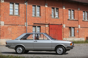 Audi 80 L (1976) - die Tankklappe ist rechts