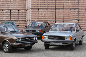 Audi 80 L (1976) - hier kann man die Anpassungen an der Front, die mit den bisherigen Blechteilen vereinbar waren, gut sehen