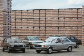 Audi 80 L (1976) - zusammen mit einem Audi 80 GL vor dem Facelift