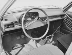 Audi 80 LS (1975) – Griffiges Lenkrad mit breiter Huptaste