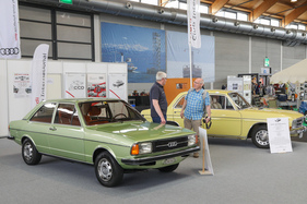 Audi 80 Typ 82 (1977) - 1588 cm3, 85 PS, 166 km/h, auf dem Clubstand neben frühem Audi - Klassikwelt Bodensee 2023