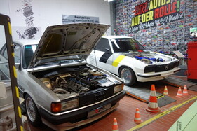 Audi 80 quattro und ein sehr schnell aussehender Opel Ascona B – im Museum in Dortmund (1983)