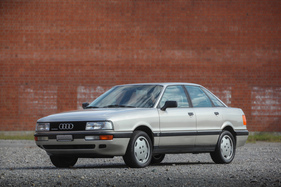 Audi 90 2.3E quattro (1988) - rundum wird die Karosserie durch Gummiflächen vor kleinen Remplern geschützt