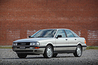 Audi 90 2.3E quattro (1988) - rundum wird die Karosserie durch Gummiflächen vor kleinen Remplern geschützt