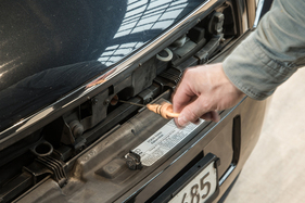 Audi A2 1.4 TDI (2001) – Ölstand und Kühlwasserkontrolle sitzen hinter der Serviceklappe