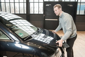 Audi A2 1.4 TDI (2001) – Statt eines Haubenöffners gibt es Schrauben