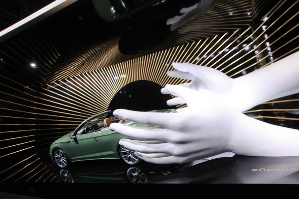 Audi A5 40 TDI quattro Cabriolet (2019) - Die Hand greift nach dem Audi Cabriolet - IAA in Frankfurt 2019