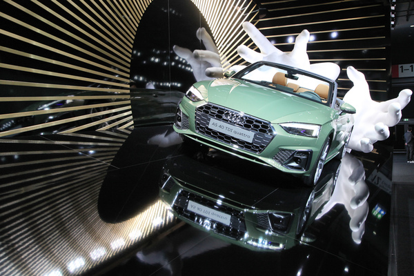 Audi A5 40 TDI quattro Cabriolet (2019) - wird in die Hand genommen - IAA in Frankfurt 2019