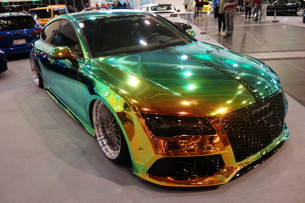 Audi A7 aus dem Jahr 2013 mit extrem farbiger Folierung und Luftfahrwerk - Essen Motor Show 2022