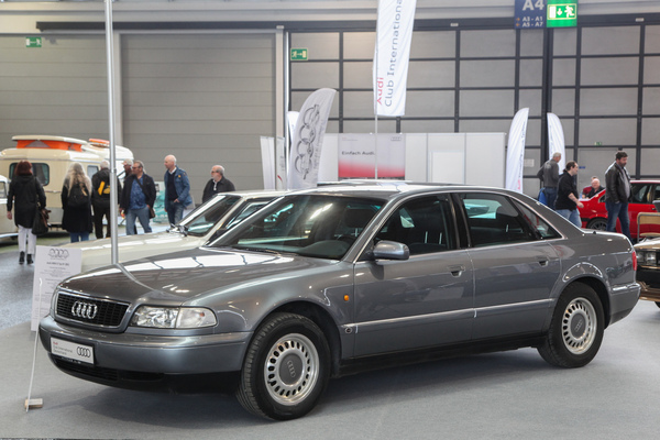 Audi A8 (1996) - erste Oberklassenlimousine mit Vollalukarosserie - Motorworld Classics Bodensee 2022