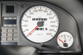 Audi Avant RS2 (1995) - Tacho bis 300 km/h und LCD-Display für den Reisecomputer in der Mitte