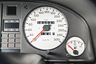 Bild: Audi Avant RS2 (1995) - Tacho bis 300 km/h und LCD-Display für den Reisecomputer in der Mitte
