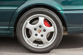 Audi Avant RS2 (1995) - in der Serie fehlt das Porsche-Wappen auf den Rädern, die Bremszangen waren aber immer beschriftet