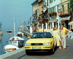 Audi Cabriolet (1991) – Vor-Facelift-Modell an der Wasserfront