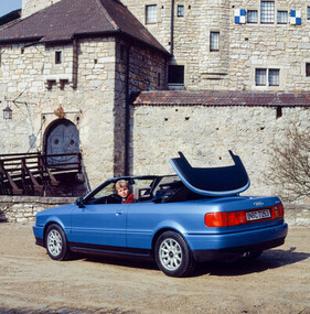 Audi Cabriolet (1991) – Während dem Öffnen und Schliessen des Verdecks kann man sich kurz die Umgebung zu Gemüte führen.