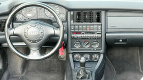 Audi Cabriolet (1996) – Keine Besonderheiten zu erkennen in diesem Cockpit.