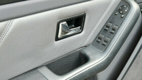 Audi Cabriolet 2.6E (1996) – Biedere Gestaltung der Bedienelemente auf der Innenseite der Fahrertür