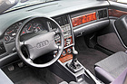 Audi Cabriolet 2.6E (1996) – Das Cockpit des Fotomodells wurde mit optionalen Annehmlichkeiten versehen.