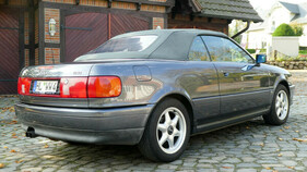 Audi Cabriolet 2.6E (1996) – Das Rückleuchtenband erinnert an jenes des 1994 angelaufenen Audi Avant RS2. Auch bei der Entwicklung des Stoffdachs für das Cabriolet war Porsche bereits mit von der Partie.