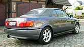 Audi Cabriolet 2.6E (1996) – Das Rückleuchtenband erinnert an jenes des 1994 angelaufenen Audi Avant RS2. Auch bei der Entwicklung des Stoffdachs für das Cabriolet war Porsche bereits mit von der Partie.