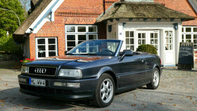 Audi Cabriolet 2.6E (1996) – Das Ur-Cabriolet hatte noch orange Blinker in den schmalen Leuchten unter den Scheinwerfern.