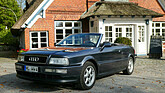 Audi Cabriolet 2.6E (1996) – Das Ur-Cabriolet hatte noch orange Blinker in den schmalen Leuchten unter den Scheinwerfern.